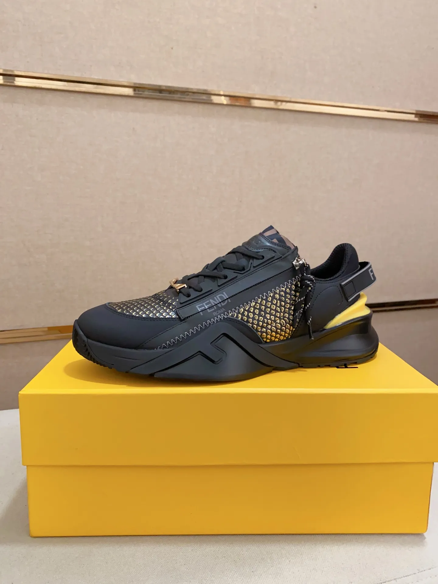 Men's shoes💰: 540💰(Higher version) [Fendi] Fendi's latest casual shoes for men! Available at counters simultaneously! A one-to-one replica of the original. Made entirely of imported top-grain calfskin, the interior is made of top-grain water-dyed cowhide, and the original factory-supplied rubber outsole. Leading new fashion concepts. Matching code: 38-44. 45 can be customized and non-returnable!